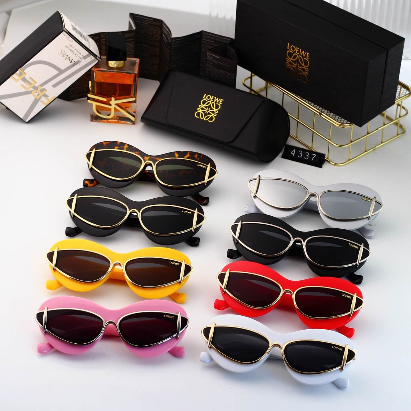 Gafas de sol retro modernas con marco de corazón incrustado