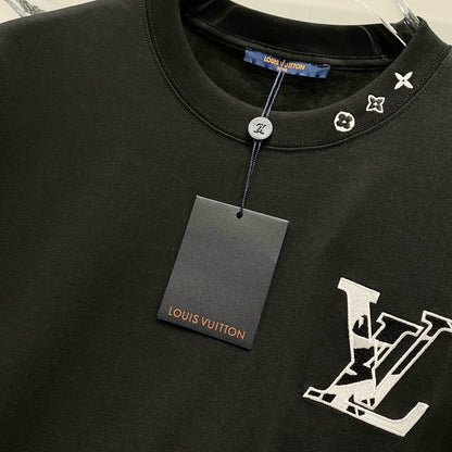Camiseta con bordado en el escote