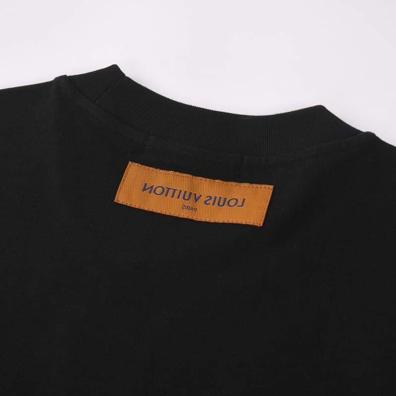 Camiseta con estampado artístico de lavado de tinta