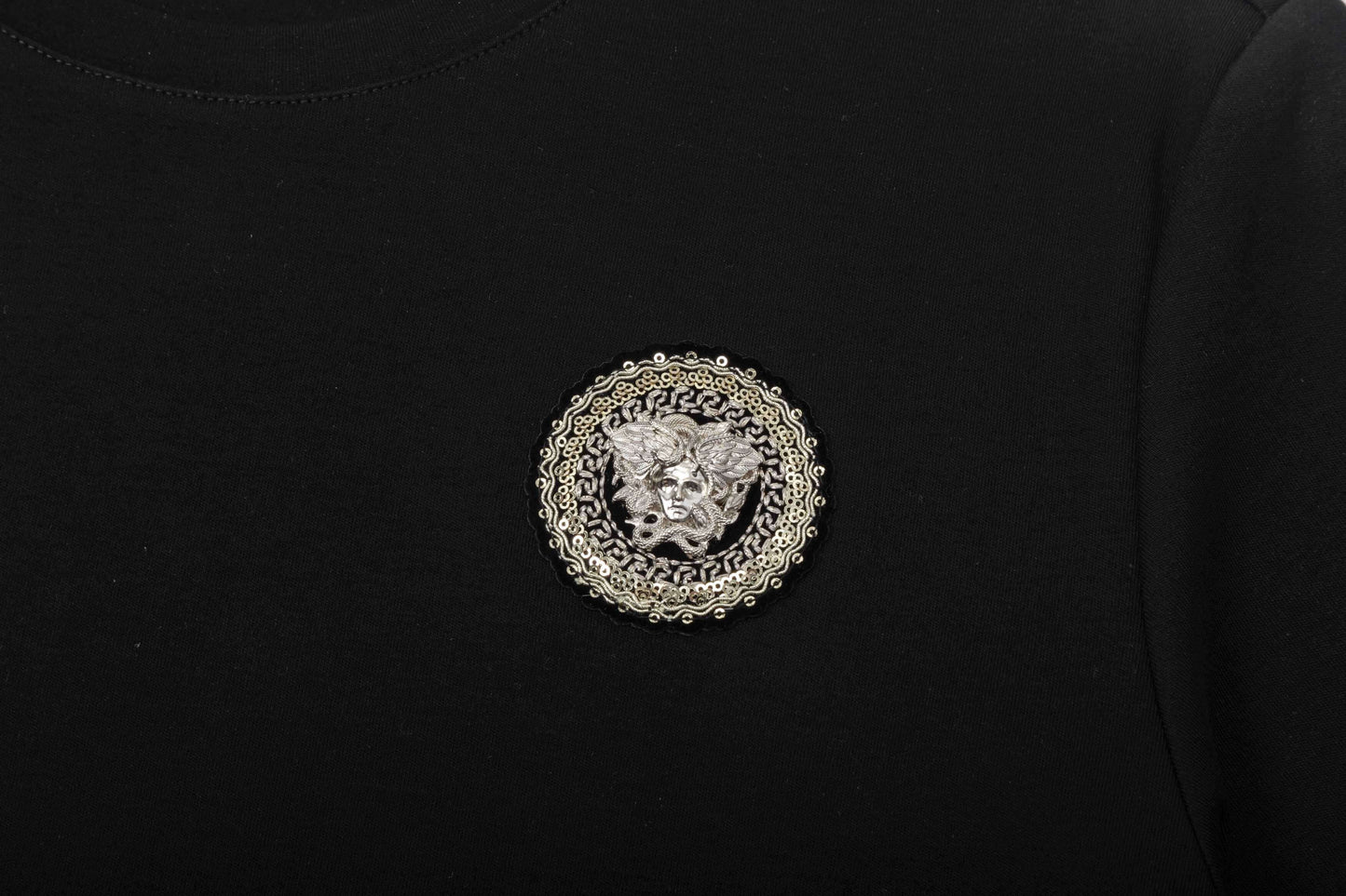 Camiseta con bordado de rostro humano