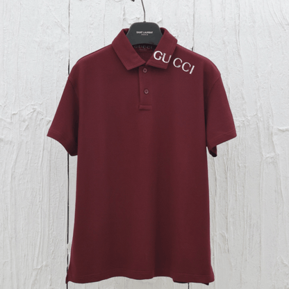 Polo elegante con estampado superpuesto
