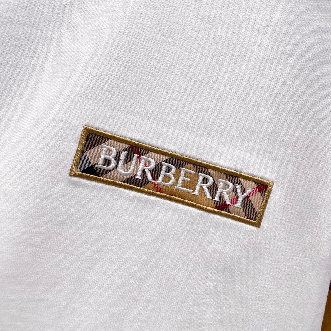 Camiseta con rayas de cuadros en las mangas