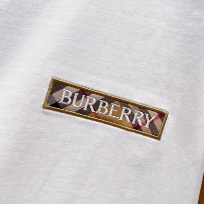 Camiseta con rayas de cuadros en las mangas