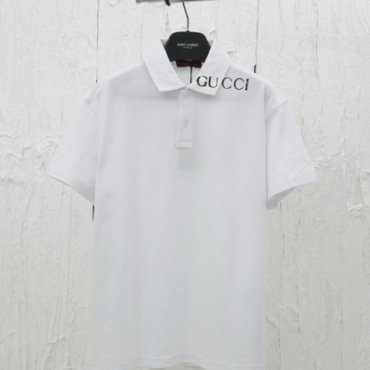 Polo elegante con estampado superpuesto