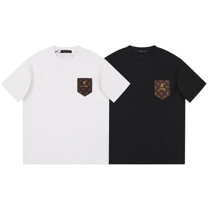 Camiseta con chapa con patrón de metal