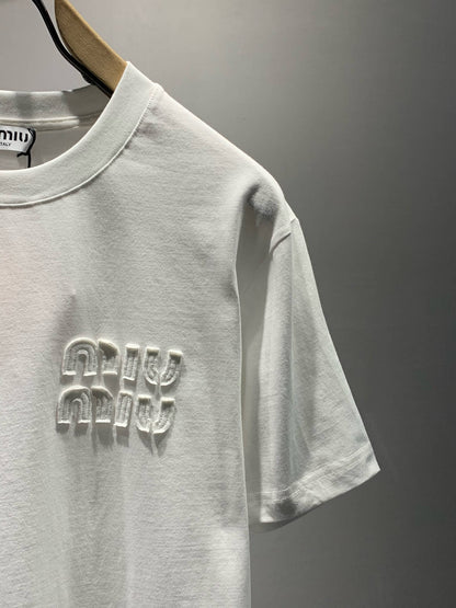 Camiseta con bordado de apliques