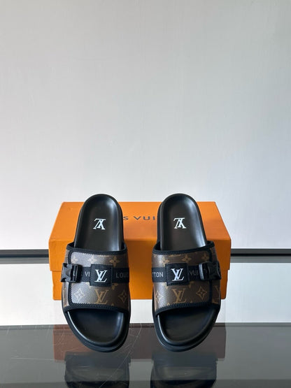 Chaussons ornés de boutons