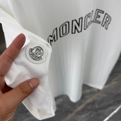 Camiseta con estampado de letras huecas