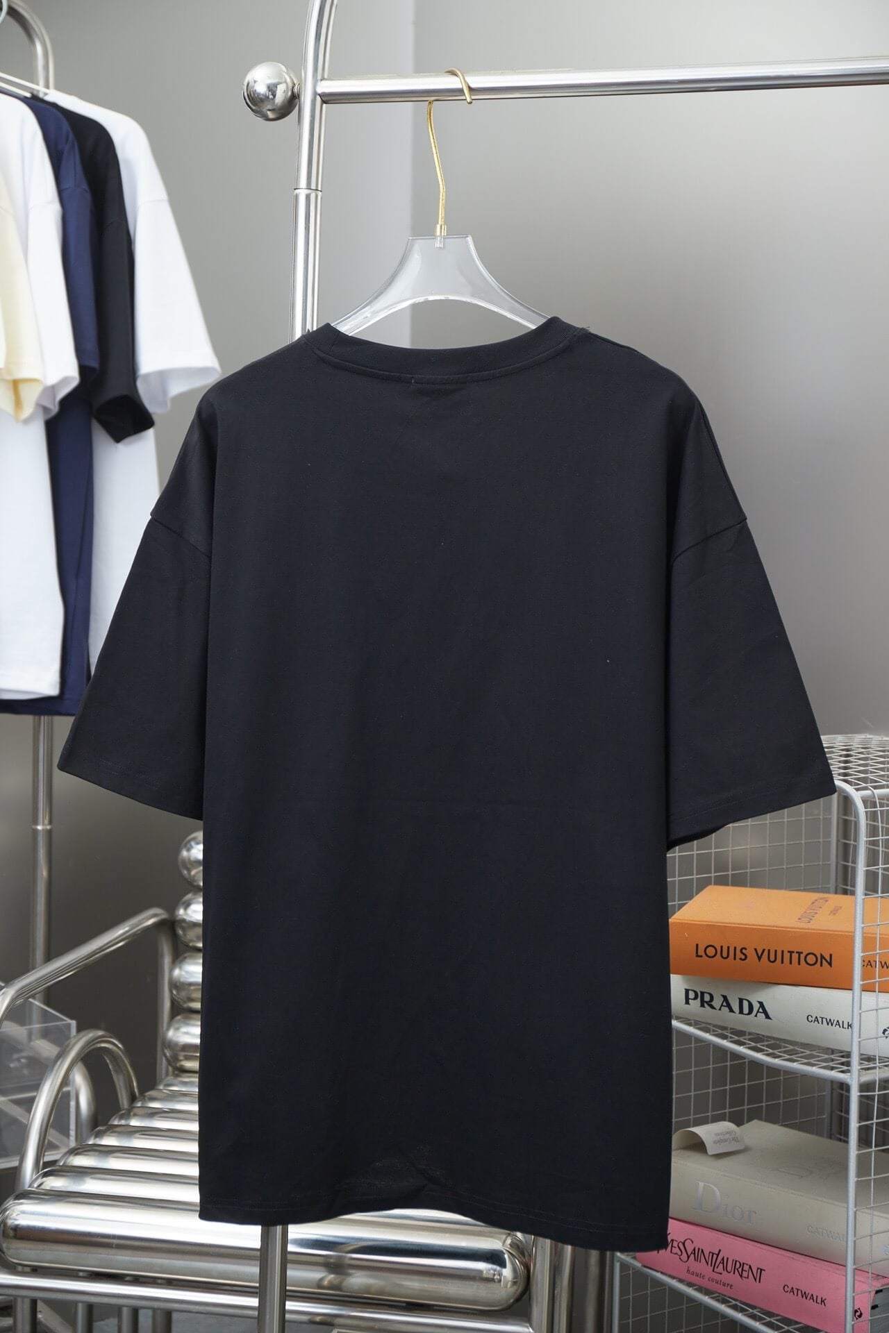 Camiseta con bolsillo metálico y letras