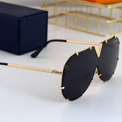 Gafas de sol modernas con montura metálica en forma de V