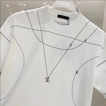 Collier et t-shirt à accents métalliques de la ligne 2025