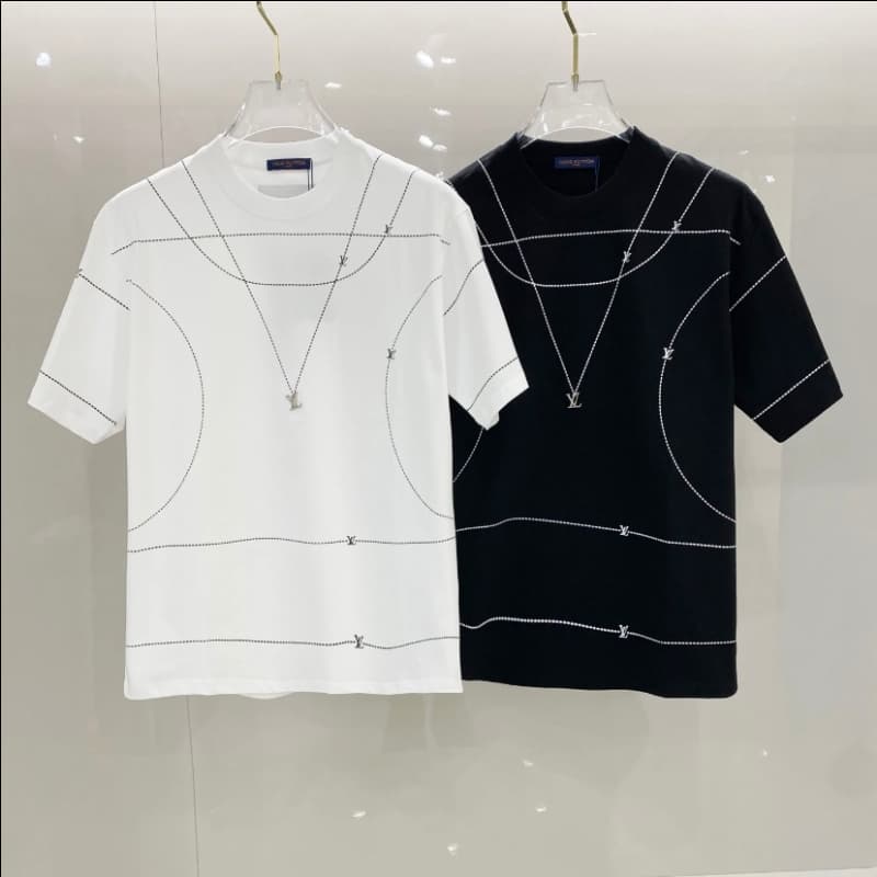 Collier et t-shirt à accents métalliques de la ligne 2025