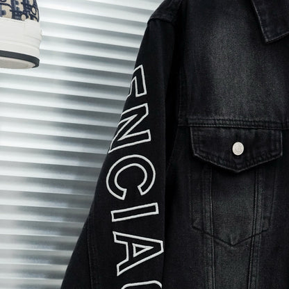Traje con bordado de letras