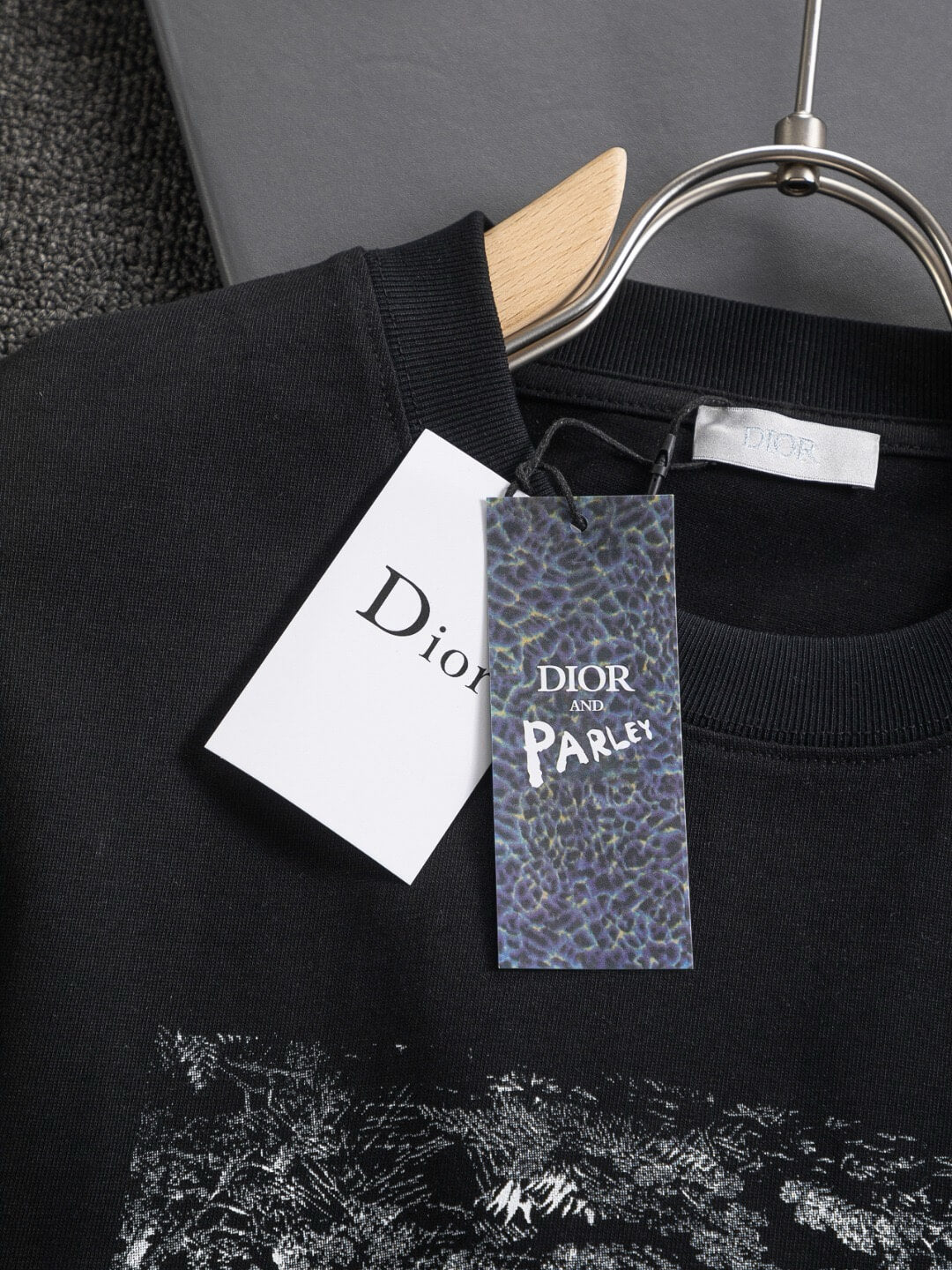 Camiseta con bordado de letras florales