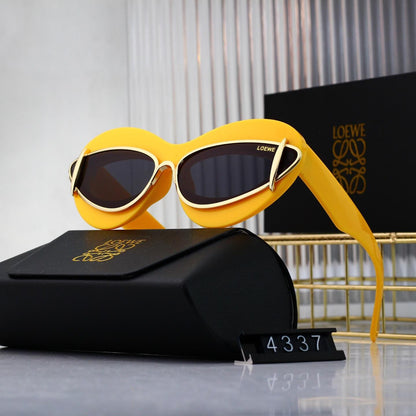 Gafas de sol retro modernas con marco de corazón incrustado