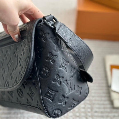 Bolso bandolera clásico de piel repujada