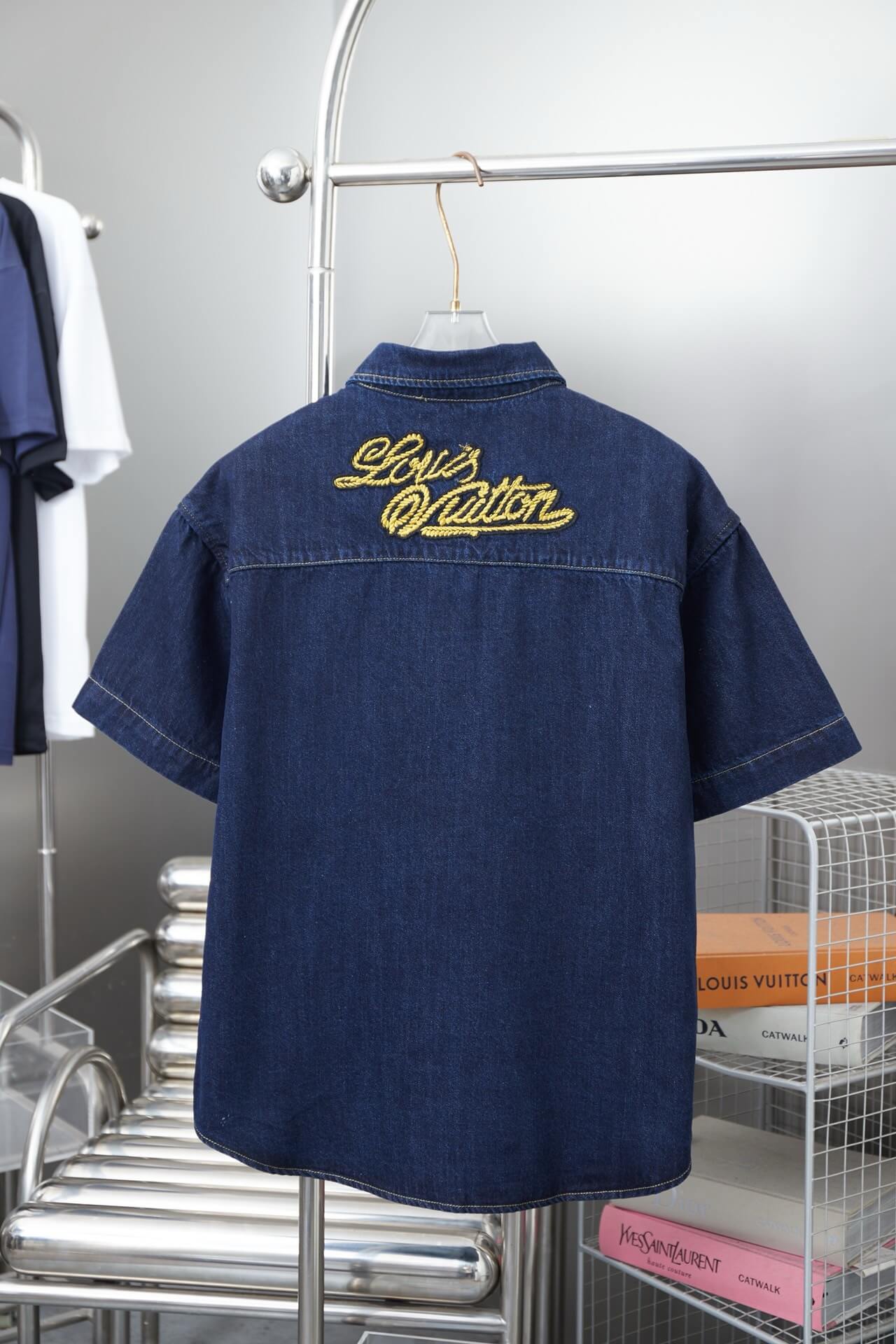 Camisa bordada con letras de firma