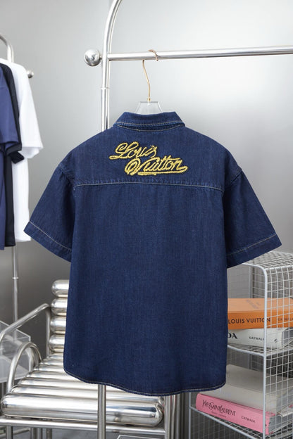 Camisa bordada con letras de firma