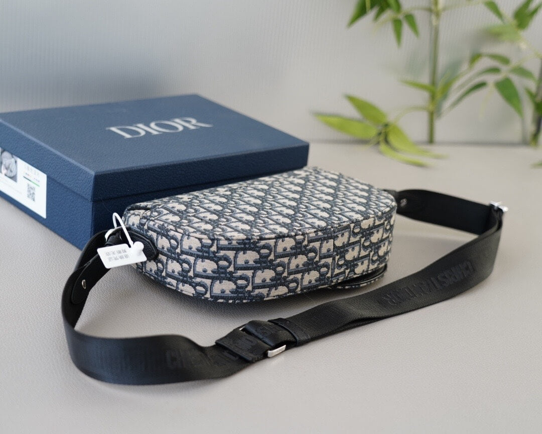 Bolso de sillín clásico sencillo con hebilla de metal