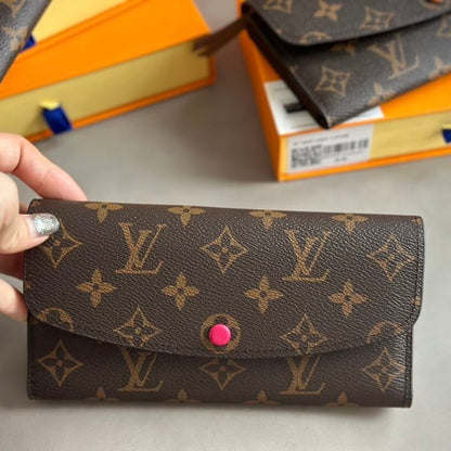 Cartera con hebilla en contraste y estampado clásico
