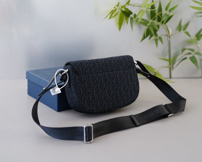 Bolso de sillín clásico sencillo con hebilla de metal