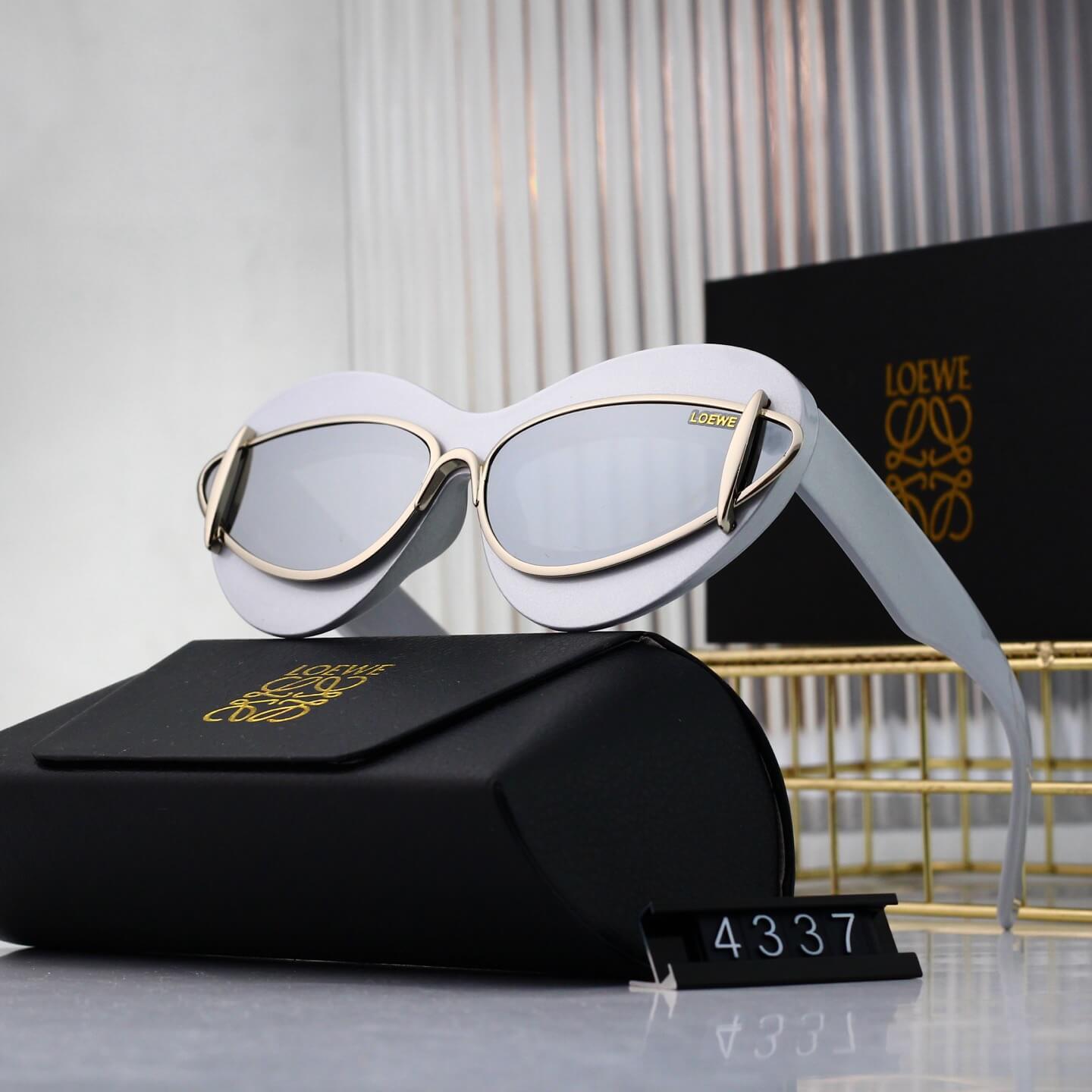Gafas de sol retro modernas con marco de corazón incrustado