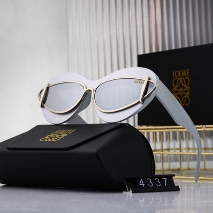 Gafas de sol retro modernas con marco de corazón incrustado