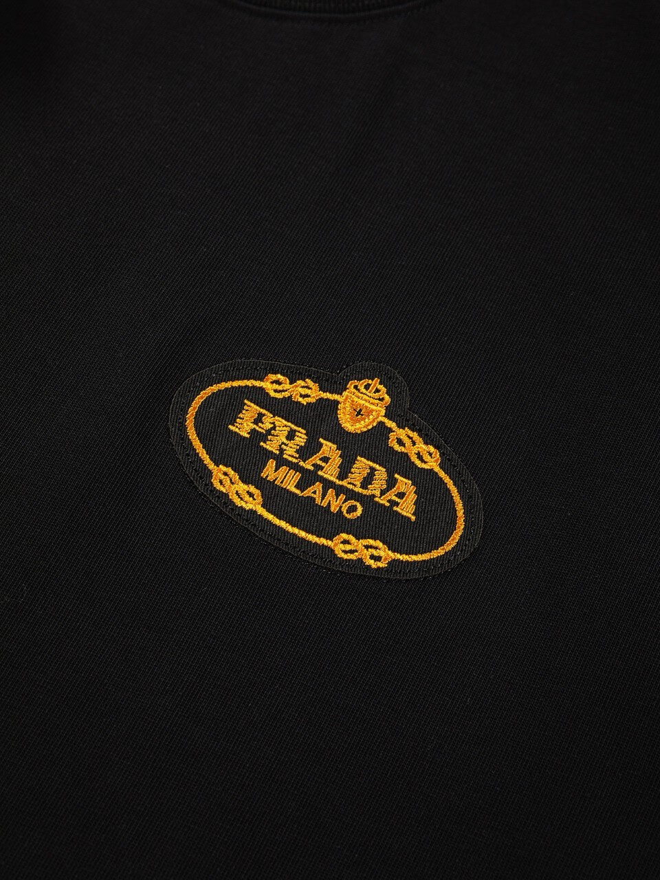 Camiseta con bordado de corona