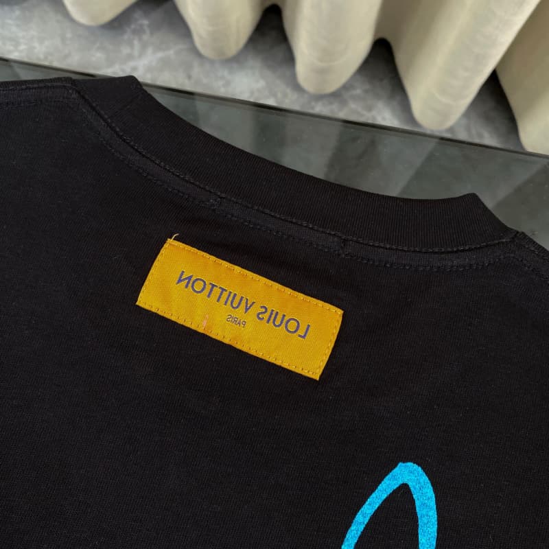 Camiseta con grafiti de color dopamina 2025
