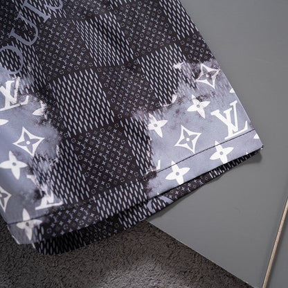 Shorts de playa con cuadros por todas partes