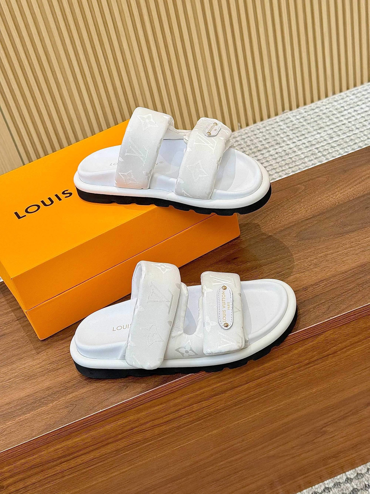 Chaussons classiques à boutons multicolores