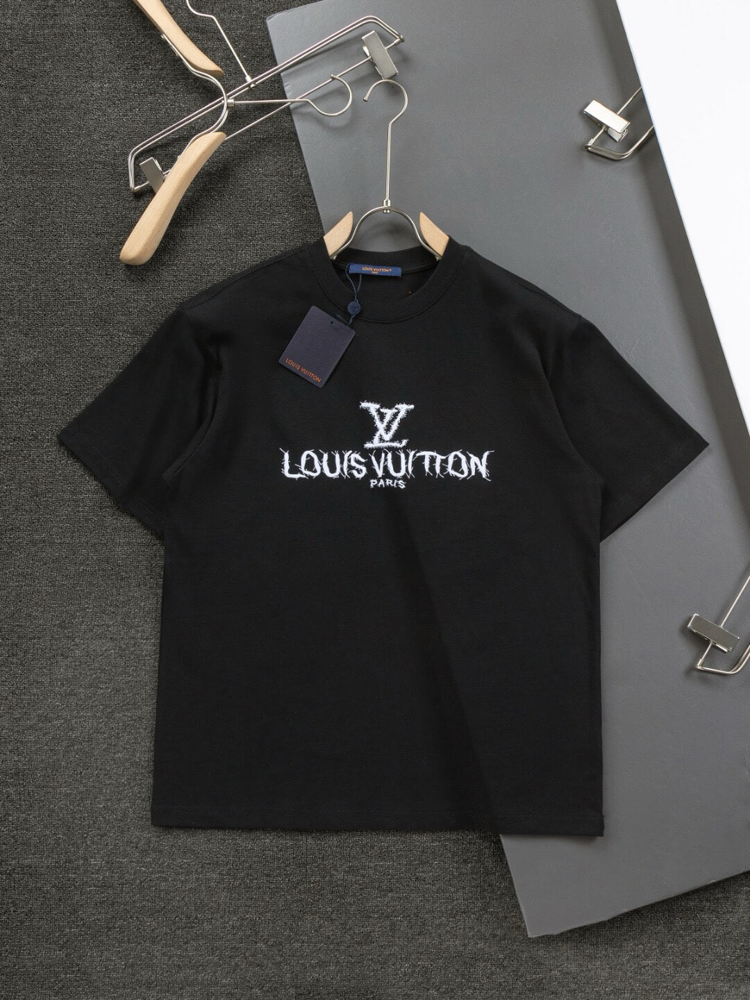 Camiseta con bordado delantero y trasero