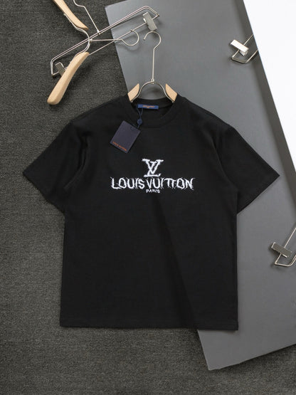 Camiseta con bordado delantero y trasero