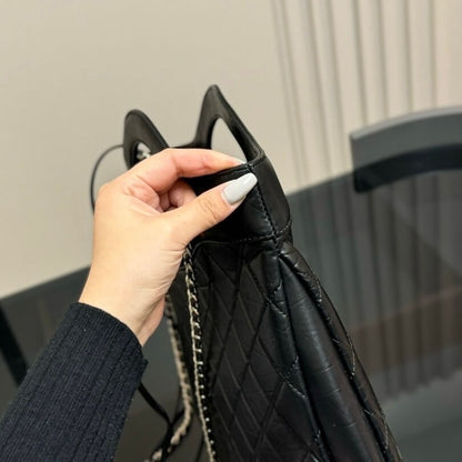Elegante bolso bandolera de piel arrugada