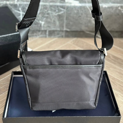 Bolso bandolera trapezoidal invertido de nailon