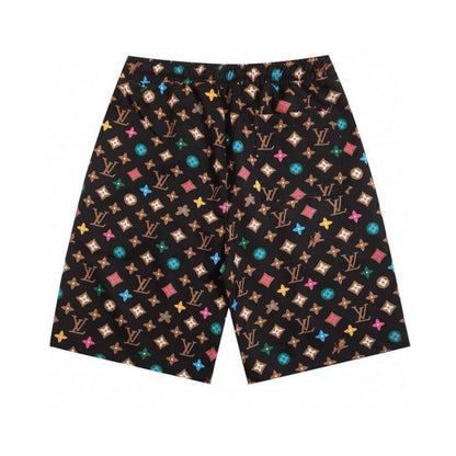 Conjunto de camiseta y pantalones cortos con estampado colorido por todas partes
