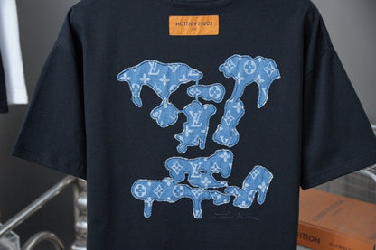 Camiseta vaquera con parches bordados