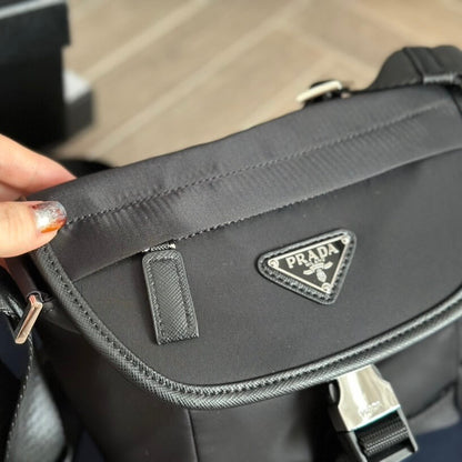 Bolso bandolera trapezoidal invertido de nailon