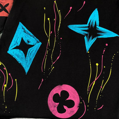 Camiseta con grafiti de color dopamina 2025