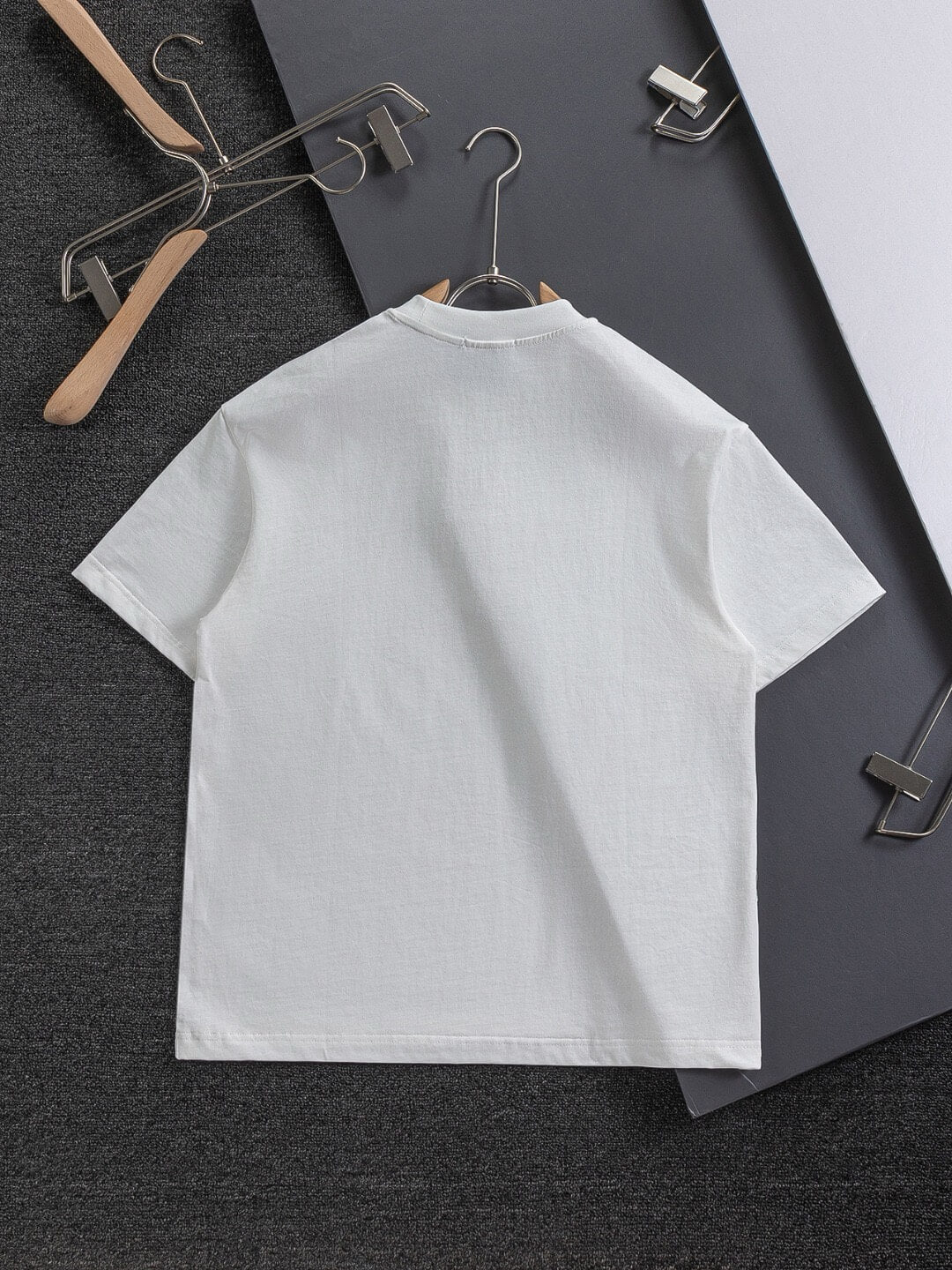 Camiseta con bordado de letras florales