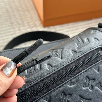 Bolso bandolera clásico de piel repujada