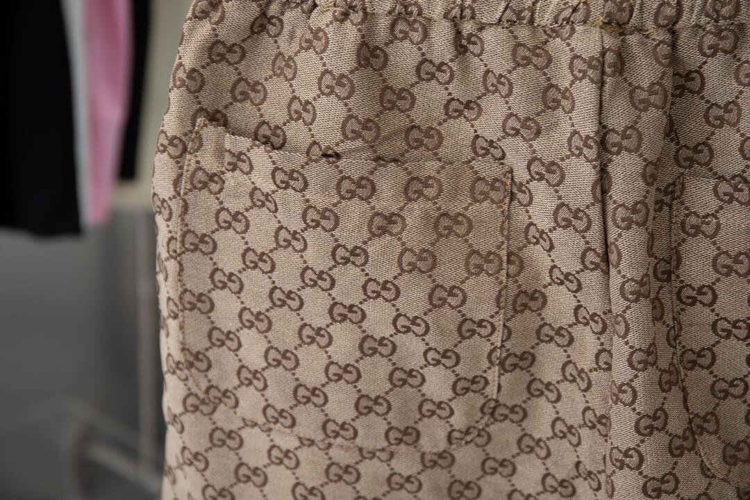Pantalones cortos marrones con estampado integral