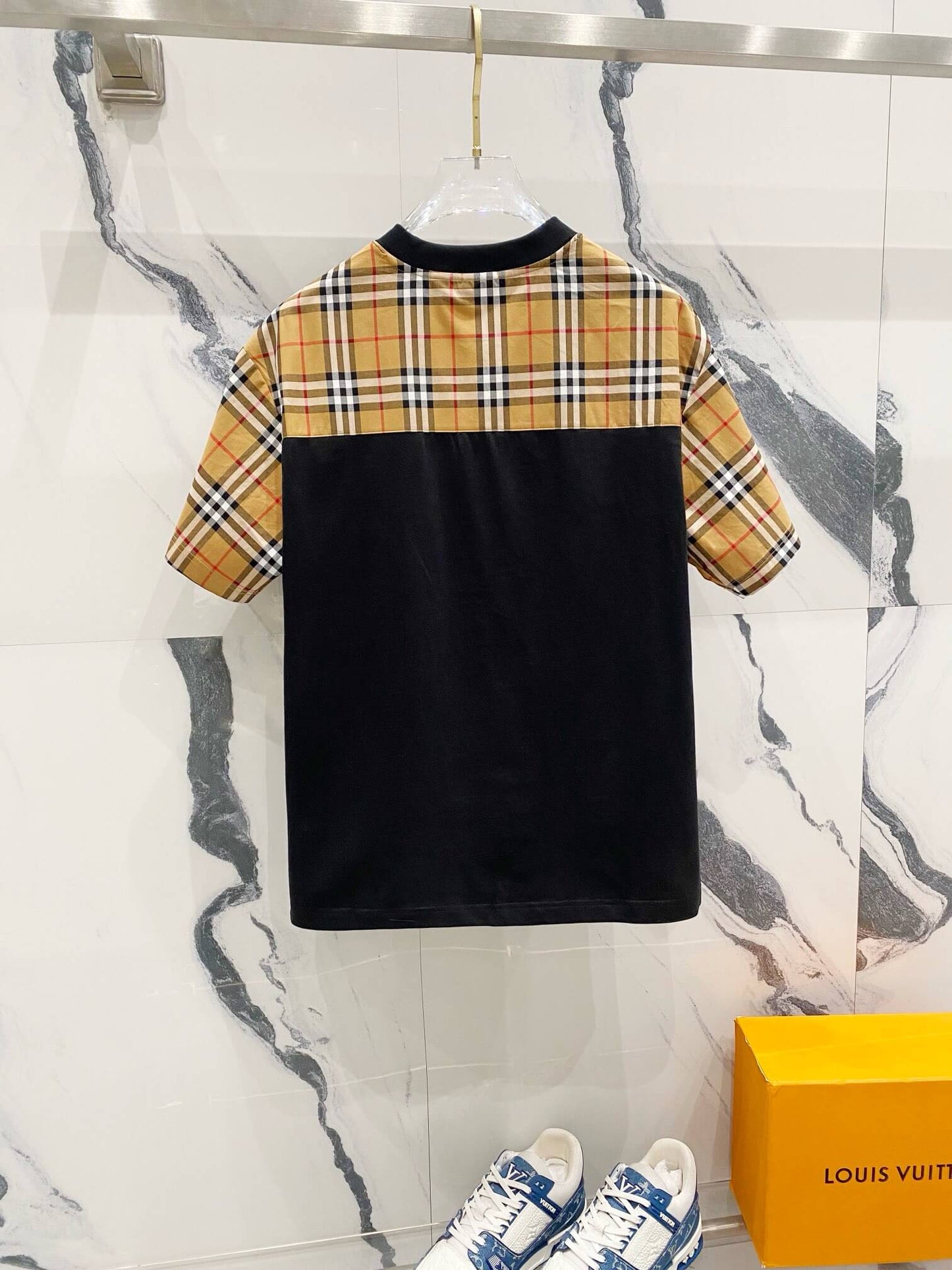 Camiseta con rayas de cuadros en las mangas