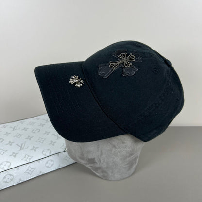 Gorra informal vanguardista decorada con metal