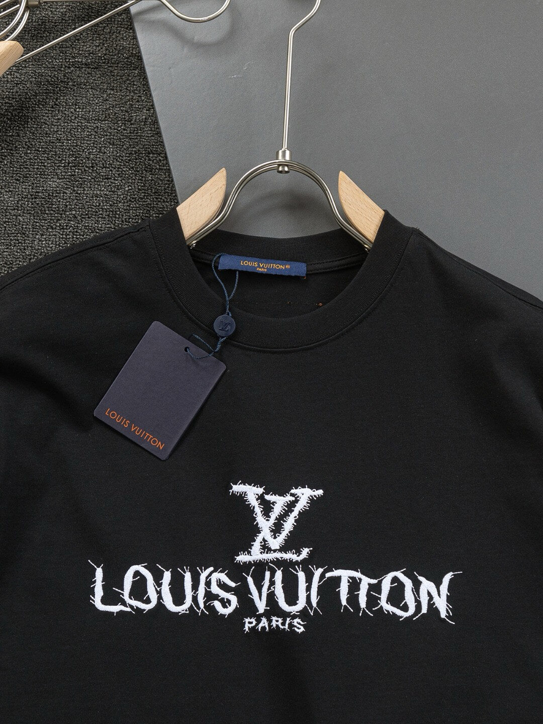Camiseta con bordado delantero y trasero