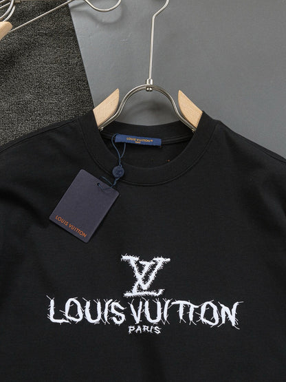 Camiseta con bordado delantero y trasero