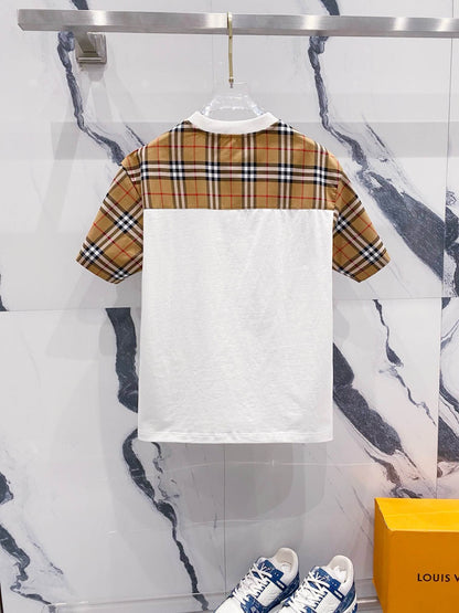 Camiseta con rayas de cuadros en las mangas