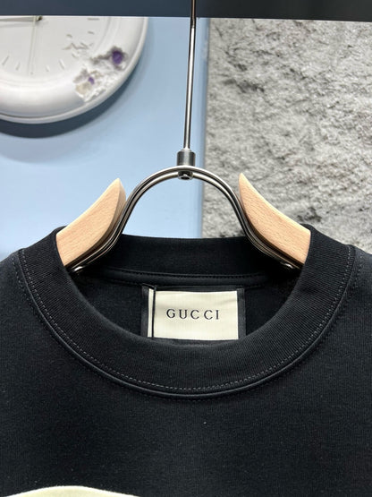 Camiseta de rayas con letras bordadas