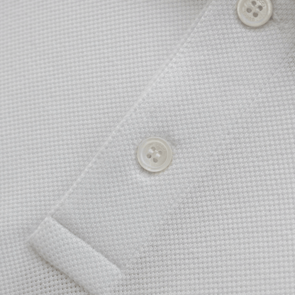 Polo elegante con estampado superpuesto