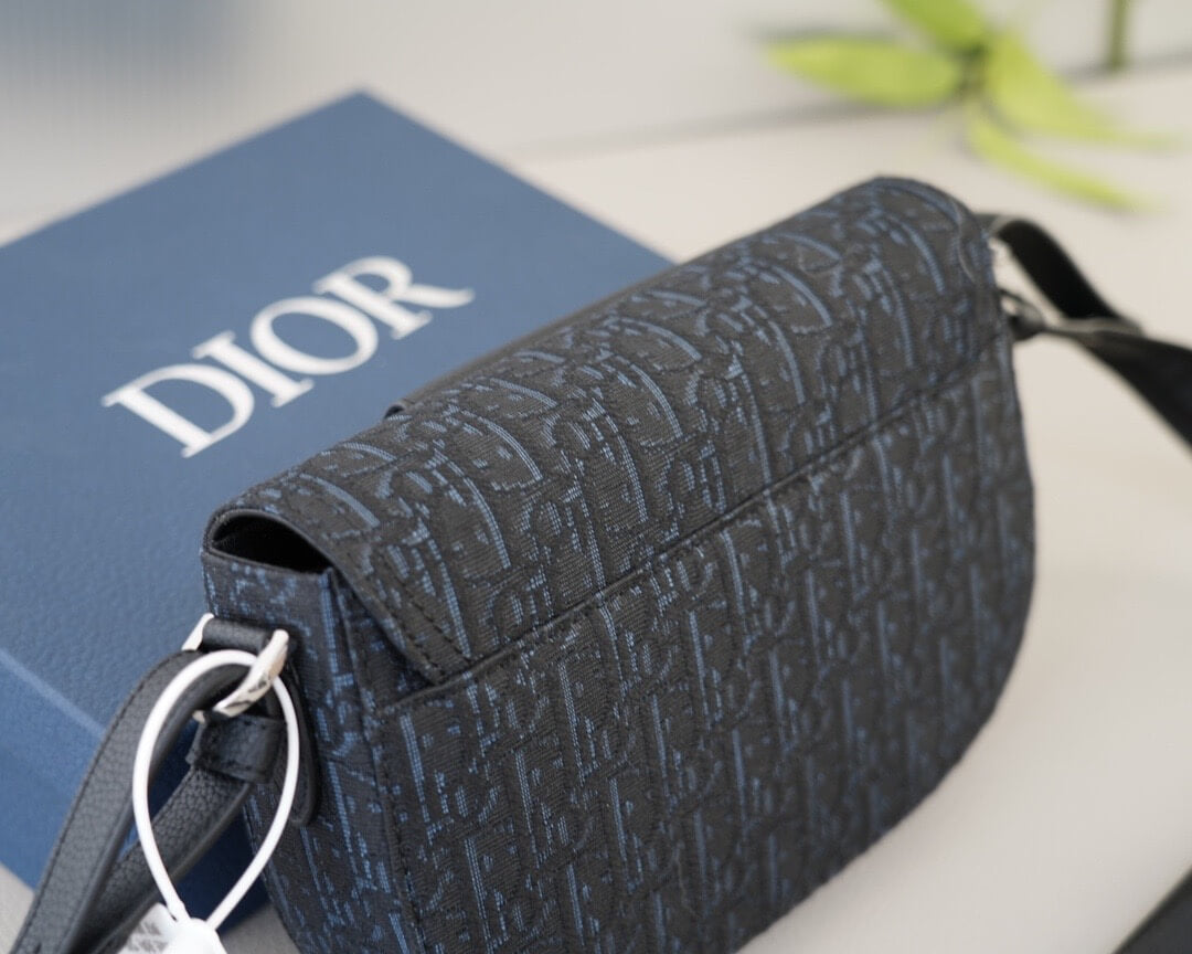 Bolso de sillín clásico sencillo con hebilla de metal